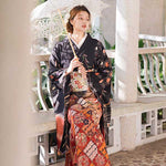 Femme kimono japonais avec motifs