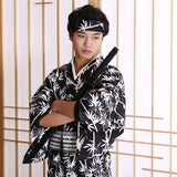 Homme kimono japonais avec katana