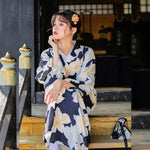 Kimono femme japonais motifs fleurs de cerisier