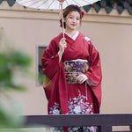 Kimono japonais femme rouge motifs fleurs